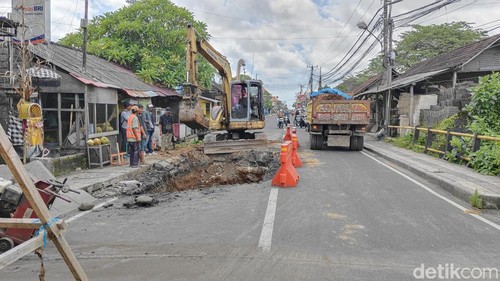 Proses perbaikan jalan berlubang di Darmasaba, Badung, Bali, Kamis (11/12/2025). (Foto: Agus Eka/detikBali)