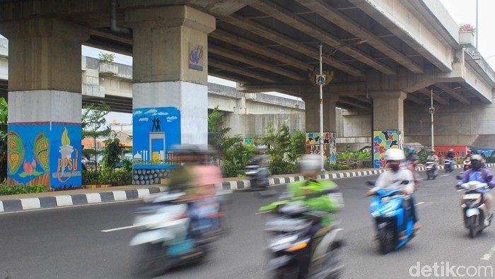 Kegiatan mural berskala besar di tiang tol resmi memecahkan rekor MURI di Kalimalang, Kamis (11/12/2025). Kerja sama para petugas PPSU dalam proses pengecatan turut menjadi pencapaian baru dalam pengembangan seni ruang publik.
