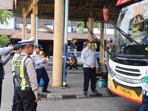 Polisi dan Dishub Cek Ketat Armada Bus di Gresik Jelang Libur Nataru