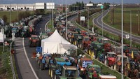 Barisan traktor menutup jalan utama Yunani. Penundaan tersebut dipicu oleh penyelidikan skandal korupsi di mana beberapa petani, dibantu oleh pegawai negeri, memalsukan kepemilikan tanah untuk memenuhi syarat mendapatkan pembayaran. Audit yang sedang berlangsung telah memperlambat pencairan selanjutnya. REUTERS/Louisa Gouliamaki