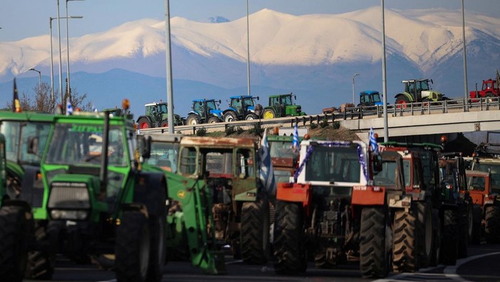 A drone view shows tractors of the Greek farmers, who are protesting over the delayed payment of European Union subsidies, blocking the national highway intersection near the city of Larissa, Greece, December 10, 2025. REUTERS/Louisa Gouliamaki TPX IMAGES OF THE DAY