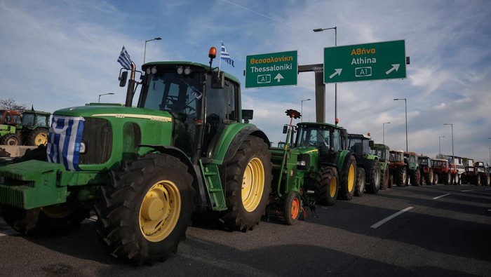 A drone view shows tractors of the Greek farmers, who are protesting over the delayed payment of European Union subsidies, blocking the national highway intersection near the city of Larissa, Greece, December 10, 2025. REUTERS/Louisa Gouliamaki     TPX IMAGES OF THE DAY