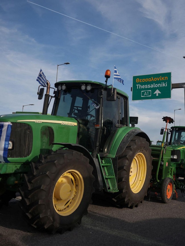 Ratusan Traktor Blokir Jalan Raya, Petani Yunani Tuntut Dana Bantuan Cair