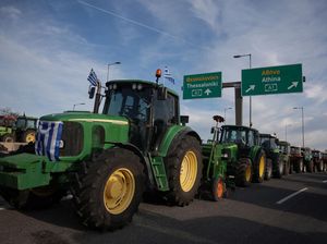 Ratusan Traktor Blokir Jalan Raya, Petani Yunani Tuntut Dana Bantuan Cair
