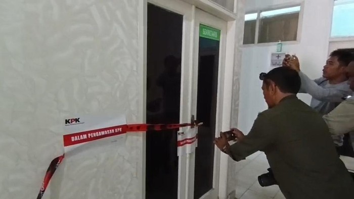 KPK Segel Ruangan Dinkes Lampung Tengah Usai OTT Bupati Ardito Wijaya