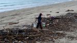 Sampah Kiriman Penuhi Pantai Kelan, Nelayan Bali Terdampak Cuaca Ekstrem