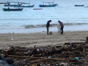 90% Sampah di Pantai Kelan Didominasi Stirofoam dan Plastik