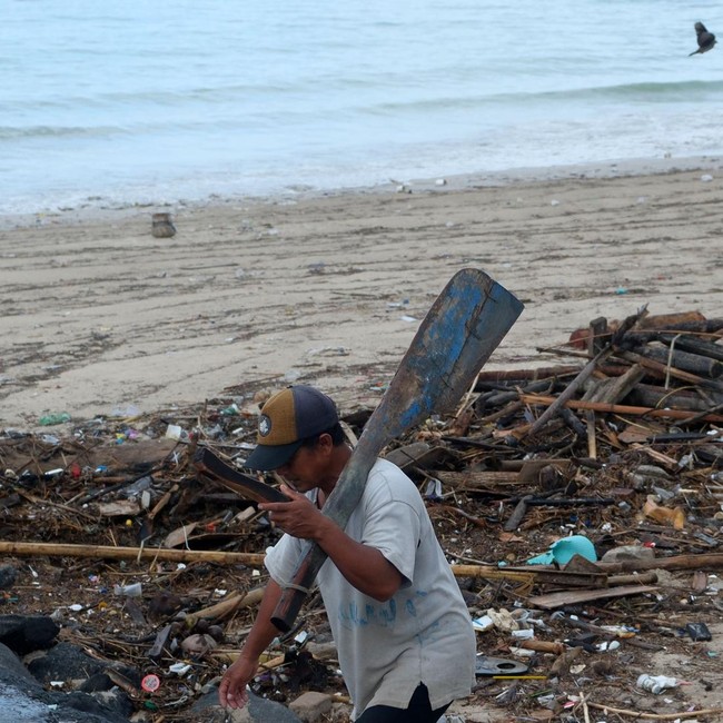 Sampah Kiriman Penuhi Pantai Kelan, Nelayan Bali Terdampak Cuaca Ekstrem