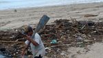 Sampah Kiriman Penuhi Pantai Kelan, Nelayan Bali Terdampak Cuaca Ekstrem