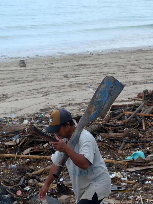 Sampah Kiriman Penuhi Pantai Kelan, Nelayan Bali Terdampak Cuaca Ekstrem