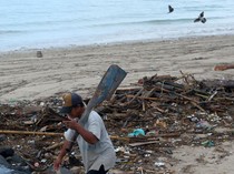 Sampah Kiriman Penuhi Pantai Kelan, Nelayan Bali Terdampak Cuaca Ekstrem