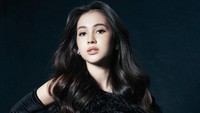 Sandrinna Michelle masih konsisten dari kecil sampai sekarang dalam hal berakting. Di tahun ini, dara 18 tahun itu juga melintasi zona nyaman dari sinetron dengan main film Insya Allah Berkah dan Rego Nyowo, juga terlibat di web series Ejakulasi Dini. (Foto: dok Instagram sandrina_11)