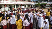 Pemerintah daerah bersama relawan juga terus memberikan dukungan, mulai dari penyediaan perlengkapan sekolah, tenda kelas sementara, hingga pendampingan psikososial. ANTARA FOTO/MUHAMMAD ADIMAJA