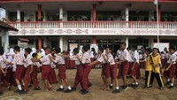 Sejumlah siswa sekolah dasar berbaris di halaman sekolah SDN Pandan 3, Kecamatan Pandan, Tapanuli Tengah, Sumatera Utara, Kamis (11/12/2025). ANTARA FOTO/MUHAMMAD ADIMAJA