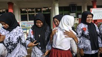 Guru sekolah dasar berpelukan dengan siswanya saat mengikuti kegiatan di sekolah SDN Pandan 3, Kecamatan Pandan, Tapanuli Tengah, Sumatera Utara. ANTARA FOTO/MUHAMMAD ADIMAJA