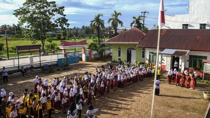Sejumlah siswa sekolah dasar mengikuti kegiatan sekolah SDN Pandan 3, Kecamatan Pandan, Tapanuli Tengah, Sumatera Utara, Kamis (11/12/2025). Pascabencana banjir bandang dan longsor di Sumut, belajar mengajar kembali digelar dengan kegiatan di luar ruang dan ujian semester ganjil 2025 akan dilaksanakan pada awal tahun 2026. ANTARA FOTO/Muhammad Adimaja