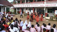 Karena sebagian ruang kelas masih dalam proses pembersihan dan perbaikan, sekolah mengalihkan kegiatan belajar ke area luar ruangan. ANTARA FOTO/MUHAMMAD ADIMAJA