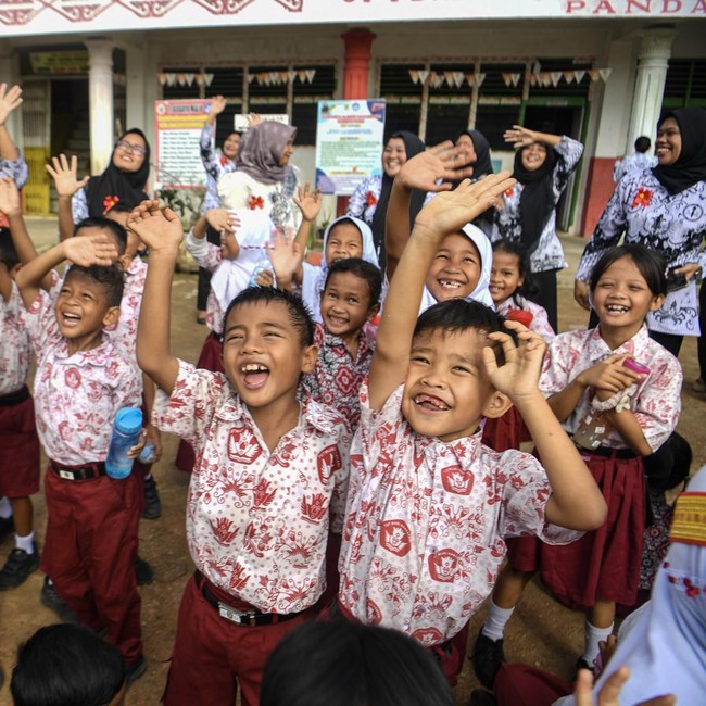 Sekolah di Sumut Kembali Dibuka Pascabencana, Siswa Belajar di Luar Ruangan