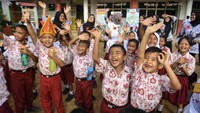 Meski masih diliputi sisa-sisa bencana, kembalinya suara murid belajar menjadi tanda optimisme baru bagi warga setempat. ANTARA FOTO/MUHAMMAD ADIMAJA