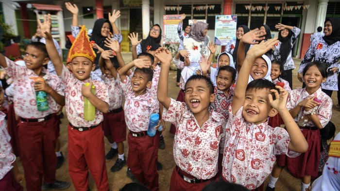 Sejumlah siswa sekolah dasar mengikuti kegiatan sekolah SDN Pandan 3, Kecamatan Pandan, Tapanuli Tengah, Sumatera Utara, Kamis (11/12/2025). Pascabencana banjir bandang dan longsor di Sumut, belajar mengajar kembali digelar dengan kegiatan di luar ruang dan ujian semester ganjil 2025 akan dilaksanakan pada awal tahun 2026. ANTARA FOTO/Muhammad Adimaja