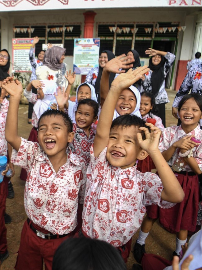 Sekolah di Sumut Kembali Dibuka Pascabencana, Siswa Belajar di Luar Ruangan