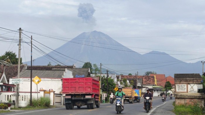 Semeru 4 Kali Erupsi Pagi Ini, Abu Vulkanik Capai 1.100 M