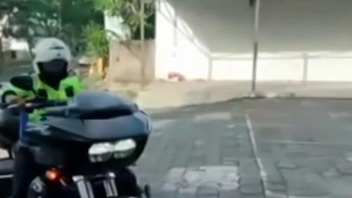 Seorang pria mengendarai motor gede (moge) sembari memakai atribut polisi lalu lintas (Polantas) viral di media sosial (medsos). (Tangkapan layar Instagram @
everythingbalii)