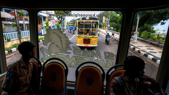Sejumlah pelajar memanfaatkan fasilitas bus gratis untuk berangkat ke sekolah di Tuban, Jawa Timur, Kamis (11/12/2025). Fasilitas layanan angkutan gratis 'Si Mas Ganteng' berupa 20 unit mobil penumpang dan 20 unit bus itu disediakan oleh pemda setempat guna melayani kebutuhan transportasi masyarakat yang elegan, aman, nyaman dan terintegrasi khususnya bagi pelajar SD, SMP, hingga SMA di wilayah tersebut. ANTARA FOTO/Muhammad Mada