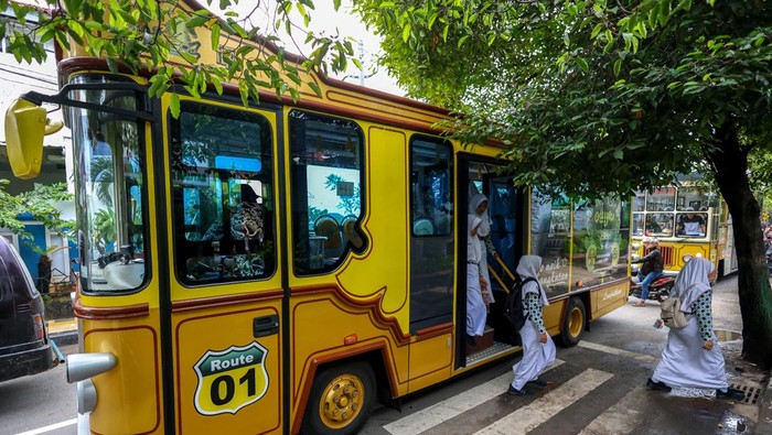 Sejumlah pelajar memanfaatkan fasilitas bus gratis untuk berangkat ke sekolah di Tuban, Jawa Timur, Kamis (11/12/2025). Fasilitas layanan angkutan gratis 'Si Mas Ganteng' berupa 20 unit mobil penumpang dan 20 unit bus itu disediakan oleh pemda setempat guna melayani kebutuhan transportasi masyarakat yang elegan, aman, nyaman dan terintegrasi khususnya bagi pelajar SD, SMP, hingga SMA di wilayah tersebut. ANTARA FOTO/Muhammad Mada