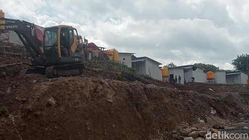 Situasi terkini di Hunian Sementara penyintas erupsi Gunung Lewotobi Laki-laki di Flores Timur, NTT, pasca banjir dan longsor, Rabu (10/12/2025).