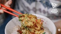 Racikan bakso bening dapat ditemui di kawasan Suryakencana. Salah satunya bernama Bakso Bening Si Abah yang mangkal di depan minimarket. Bakso halus dengan kuah bening menjadi andalan ini bisa dinikmati bersama bihun maupun kwetiau lho! Foto: detikFood/Instagram