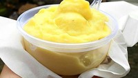 Es Durian Pakuan jbisa jadi alternatif pelepas dahaga yang menyegarkan. Penjual es durian ini bisa kamu temui di sepanjang jalan Suryakencana. Bagi pecinta durian, hidangan es satu ini tak boleh dilewatkan begitu saja. Foto: detikFood/Instagram