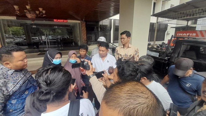 Tim hukum melapor ke Polda Jateng, Kecamatan Semarang Selatan, Kota Semarang, Kamis (11/12/2025).
