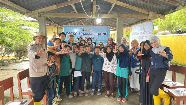 Tim trauma healing Polda Riau menghadirkan kembali keceriaan anak-anak di Palembayan, Agam, Sumatera Barat, pasca-bencana galodo. Tim trauma healing Polda Riau menghadirkan kembali keceriaan anak-anak di Palembayan, Agam, Sumatera Barat, pasca-bencana galodo, Kamis (11/12/2025).