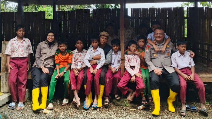 Misi Tim Trauma Healing Polda Riau Kembalikan Keceriaan Anak-anak di Agam