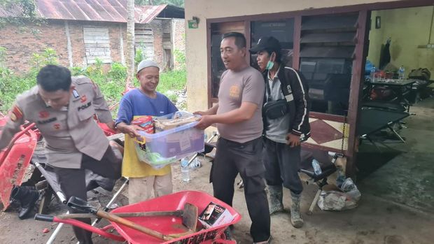 Tim trauma healing Polda Riau menghadirkan kembali keceriaan anak-anak di Palembayan, Agam, Sumatera Barat, pasca-bencana galodo. Tim trauma healing Polda Riau menghadirkan kembali keceriaan anak-anak di Palembayan, Agam, Sumatera Barat, pasca-bencana galodo, Kamis (11/12/2025).