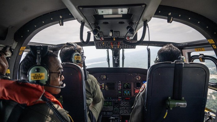 Prajurit KRI dr Soeharso-990 Satgas TNI AL menurunkan warga yang sakit saat evakuasi medis lewat udara bagi korban bencana alam di Desa Marlempang, Aceh Tamiang, Aceh, Kamis (11/12/2025). TNI AL menggunakan helikopter untuk melakukan evakuasi medis lewat udara bagi warga yang terdampak bencana alam karena sulit dijangkau melalui jalur darat akibat akses yang terputus di wilayah Aceh Tamiang. ANTARA FOTO/Bayu Pratama S/nym.