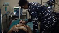 Selanjutnya warga tersebut mendapatkan penanganan lebih lanjut oleh dokter dari TNI AL. ANTARA FOTO/BAYU PRATAMA S