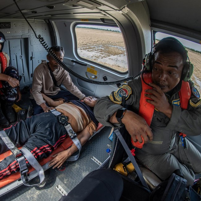 TNI AL Bantu Evakuasi Darurat Warga Terisolasi di Aceh Tamiang