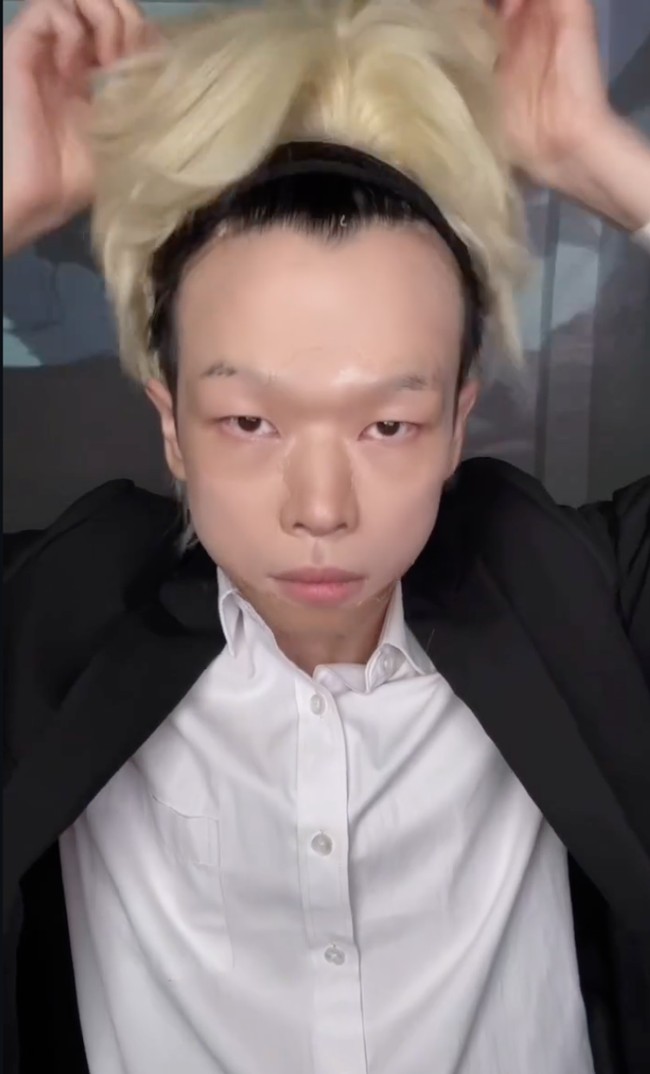 Tak sedikit yang takjub melihat kemampuan sang pria dalam memulas wajah. Dalam video, pria yang tampaknya berasal dari China itu memperlihatkan wajah aslinya saat makeupnya dibersihkan dan rambut palsunya dicopot. Foto: Instagram/@maobobomaobobo