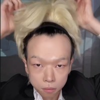 Tak sedikit yang takjub melihat kemampuan sang pria dalam memulas wajah. Dalam video, pria yang tampaknya berasal dari China itu memperlihatkan wajah aslinya saat makeupnya dibersihkan dan rambut palsunya dicopot. Foto: Instagram/@maobobomaobobo