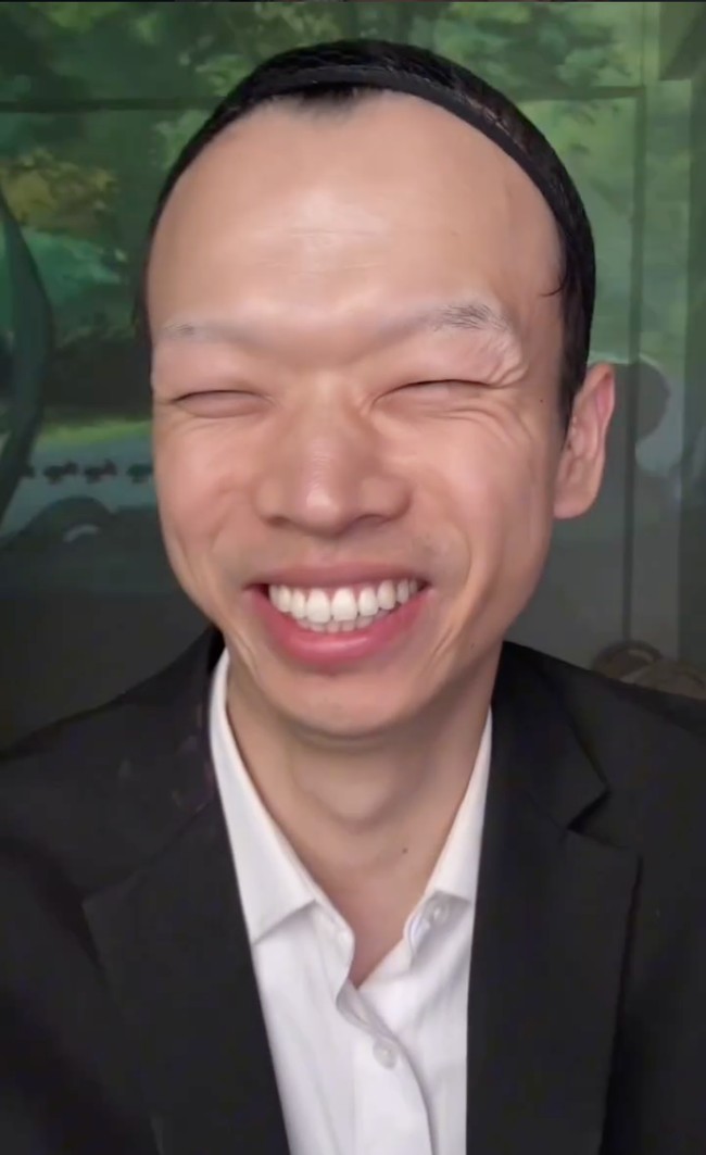 Wajah asli pria tersebut tampak jauh berbeda dengan penampilannya saat menggunakan makeup ala cowok Douyin.  Foto: Instagram/@maobobomaobobo