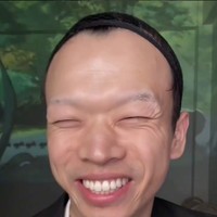 Wajah asli pria tersebut tampak jauh berbeda dengan penampilannya saat menggunakan makeup ala cowok Douyin.  Foto: Instagram/@maobobomaobobo