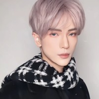 Dalam beberapa video memperlihatkan proses transformasi sang pria hingga menjadi mirip dengan karakter yang diinginkan. Seringkali ia mengenakan prostetik makeup untuk mengubah bentuk hidung dan dagunya. Agar lebih maksimal, ia juga mengenakan rambut palsu warna blonde untuk melengkapi penampilannya sebagai cowok Douyin. Foto: Instagram/@maobobomaobobo