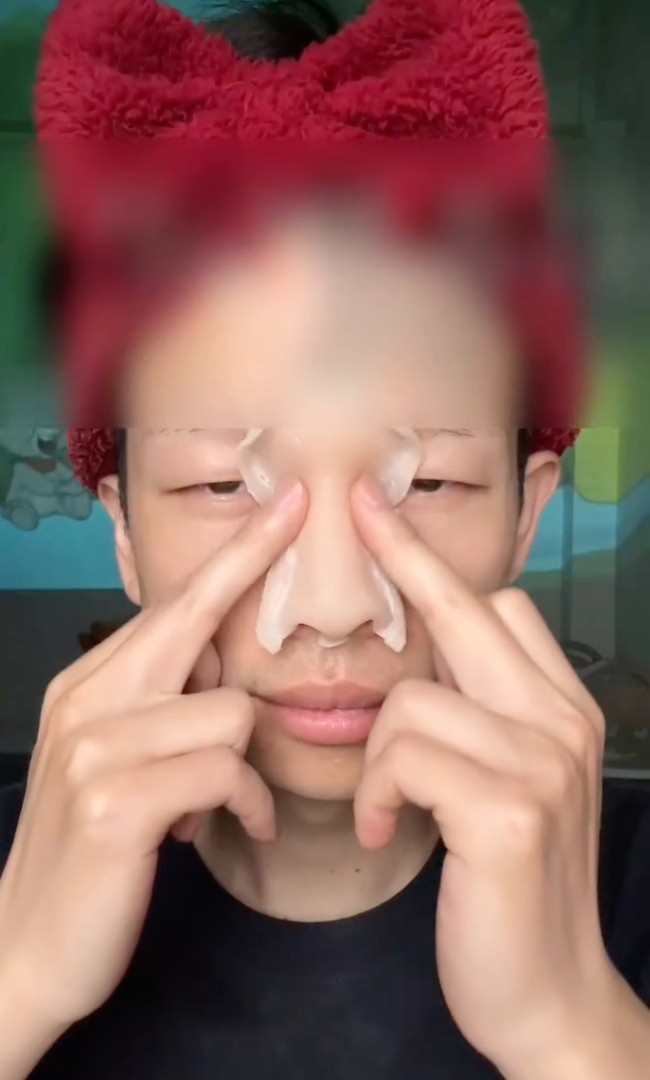 Dengan tambahan prostetik di bagian hidung dan dagu, dalam sekejap bentuk wajah pun langsung berubah. Foto: Instagram/@maobobomaobobo