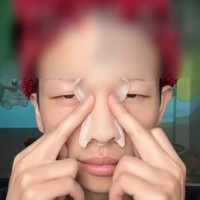 Dengan tambahan prostetik di bagian hidung dan dagu, dalam sekejap bentuk wajah pun langsung berubah. Foto: Instagram/@maobobomaobobo