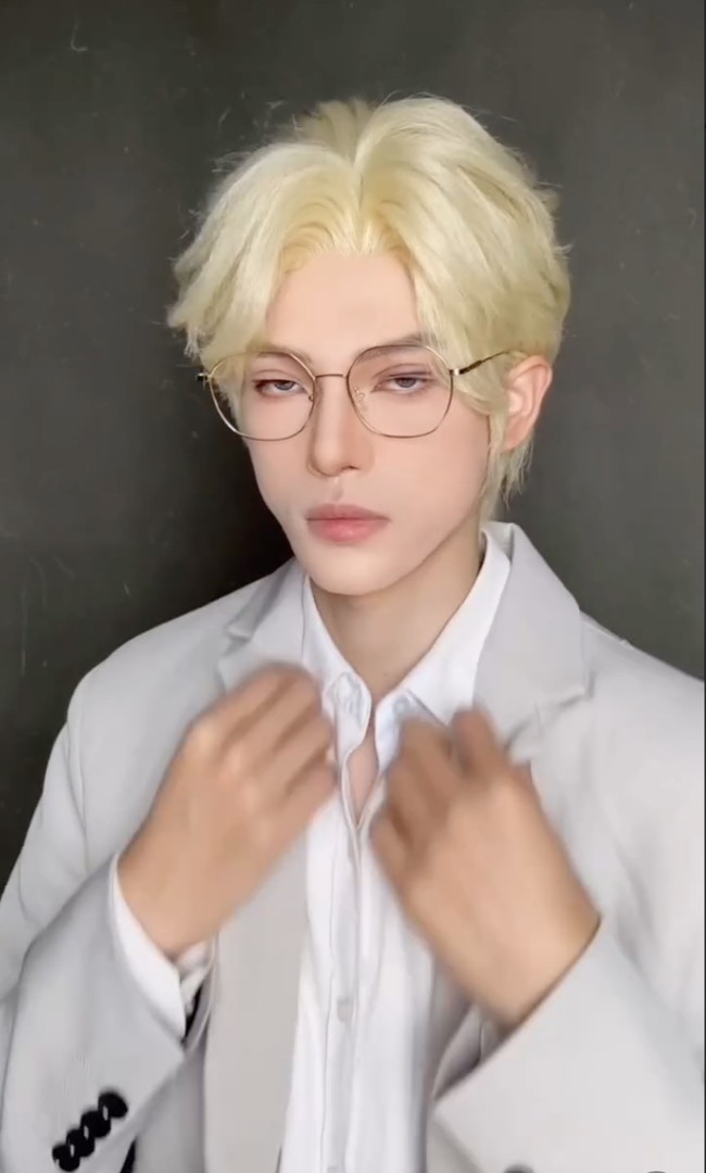 Ditambah dengan pulasan makeup dan rambut palsu, penampilan sang pria pun langsung berubah seperti orang yang berbeda. Foto: Instagram/@maobobomaobobo