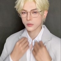 Ditambah dengan pulasan makeup dan rambut palsu, penampilan sang pria pun langsung berubah seperti orang yang berbeda. Foto: Instagram/@maobobomaobobo