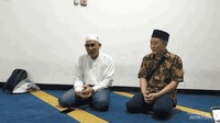 Pengurus Masjid Lautze, Yusma sebagai humas, dan ustaz Naga sebagai pengurus masjid.