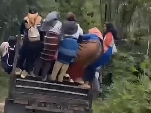 Viral Truk Ugalan-ugalan Saat Bawa Penumpang di Sulsel
